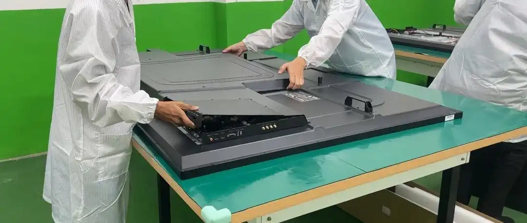 Pemasangan Kompartemen Port I/O & Sasis Belakang